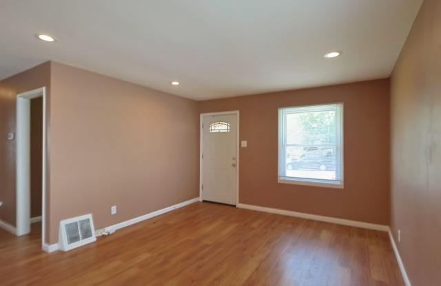 Charming 3-Bedroom Ranch with Large Backyard Gallery 4