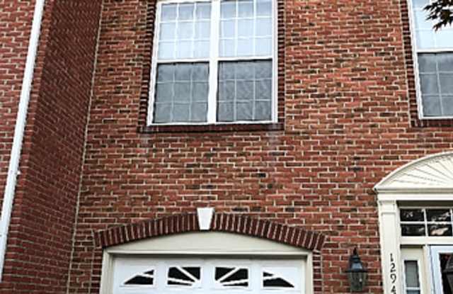 12941 Wood Crescent Circle Gallery 2