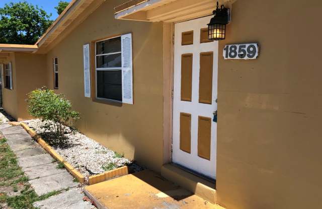 Large 4-2 with fenced backyard Gallery 3