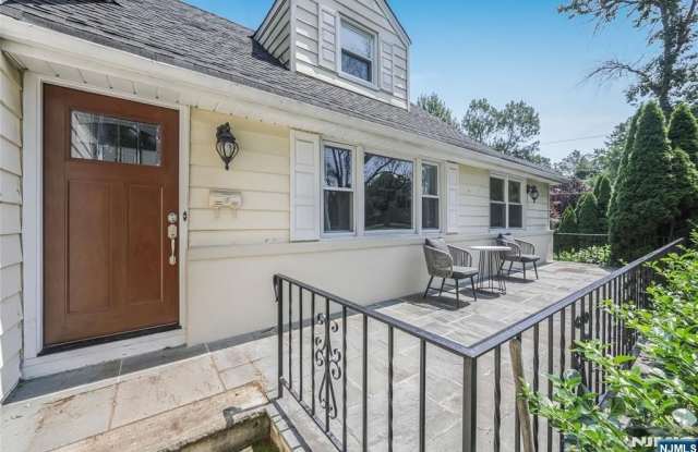 122 Village Circle W Gallery 2