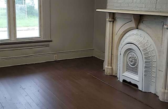 Refreshed and ready for rent!  Close to everything 2 bed 1 bath Gallery 4