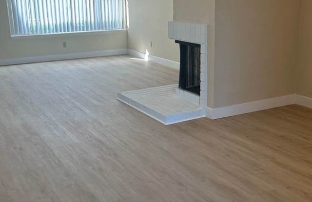 LOVELY ONE STORY CONDO WITH ONE CAR GARAGE Gallery 3