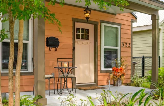 323 N REUS ST - 323 N Reus St, Pensacola, FL 32501