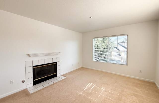 Well Maintained Two Bedroom Upper Unit Townhome in Copper Hill Community. Gallery 4