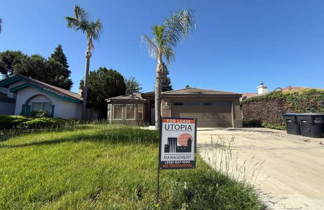 Charming 3 bedroom, 2 bathroom single family home located in the desirable neighborhood of Visalia, CA Gallery 1
