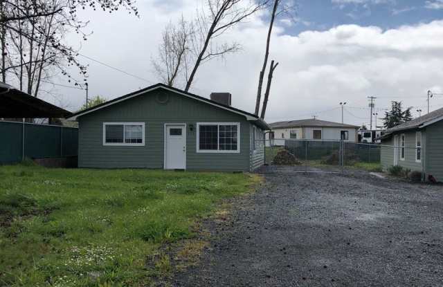 553 NE Meadow Ave - 553 Northeast Meadow Avenue, Roseburg North, OR 97470
