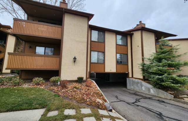 This one made the nice list! 2 bd. STUNNER! Hot Tub! Pet ok! - 6870 Countrywoods Circle, Cottonwood Heights, UT 84047