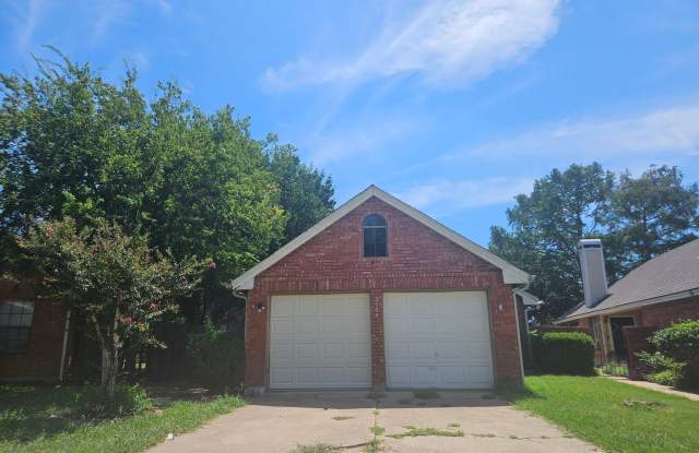 Nice single family in Grand Prairie with large, fenced back yard - 3104 Morning Meadow Lane, Grand Prairie, TX 75052