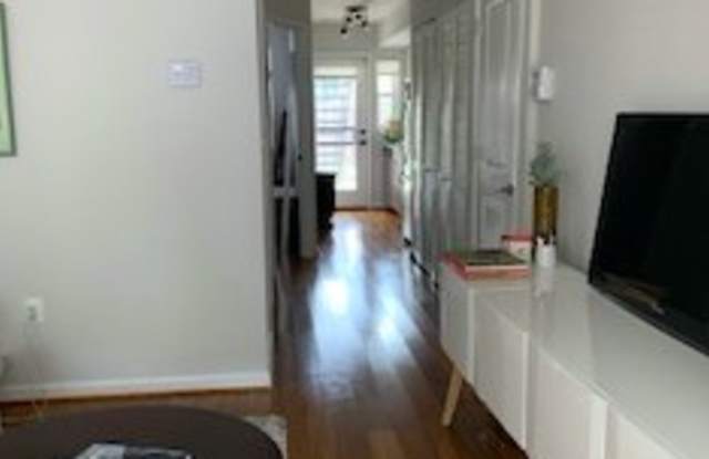 1906 E St NE Unit A Gallery 3