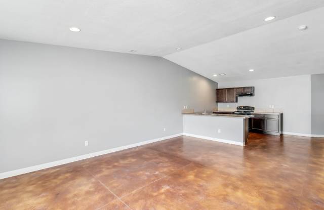 Spacious Duplex Near St. Joe Gallery 1
