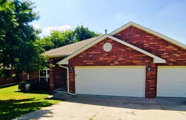 Large 4BD 3BA home located in a great Norman neighborhood!! photos photos