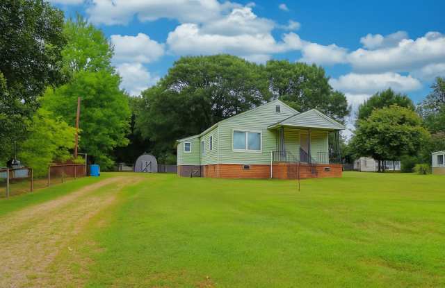 3 Bedroom Home in Mount Holly, NC (Lawn Care Included) - 200 Tomberlin Road, Mount Holly, NC 28120