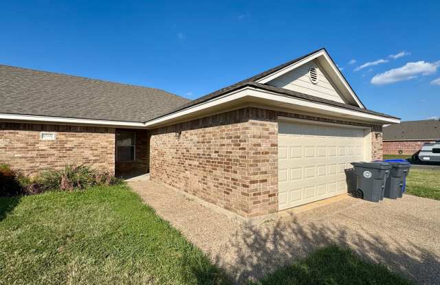 Duplex *LEASING SPECIAL AVAILABLE* Gallery 3