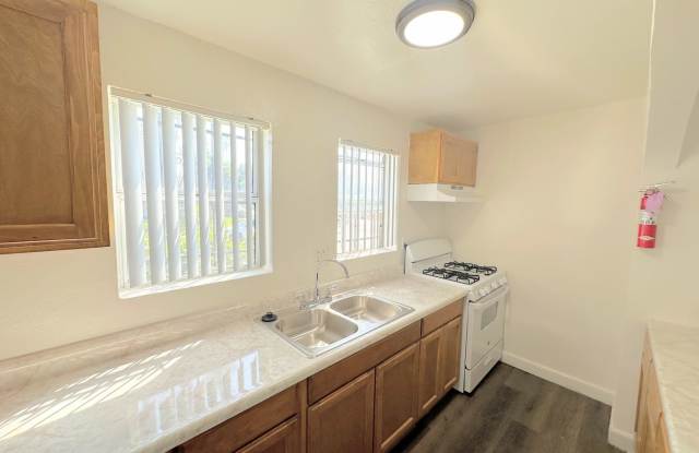 *SECTION 8 ONLY* Cute 2bd/1ba duplex with parking and all the appliances! Gallery 3