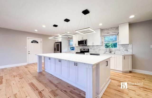 11901 Crestwood Avenue South Gallery 4