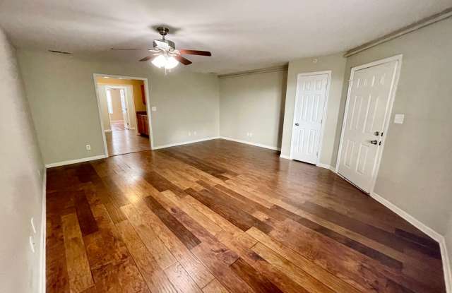 Nice 1 bedroom 1 bath apartment! Location, Location, Location! photos photos