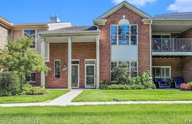 1772 FLAGSTONE Circle - 1772 Flagstone Circle, Rochester, MI 48307