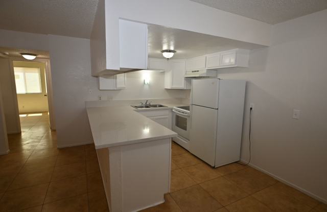 302 Eastminister -RECENTLY REMOMDELED KITCHEN - 2 BED Apartment -Downstairs -  NO PETS Gallery 3