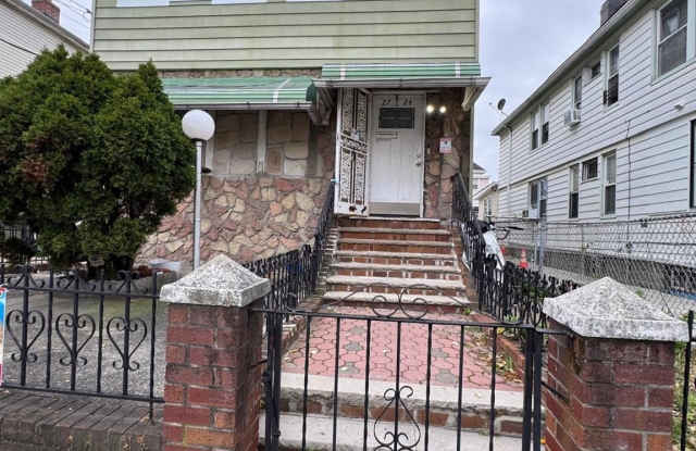 2724 Gillmore Street Gallery 1