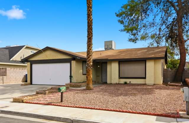 4 Bedroom POOL Home with RV Parking! Gallery 3