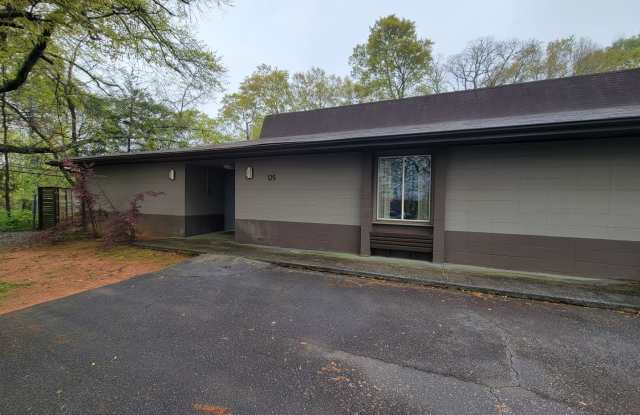 Massive 3 bed 3 bath on Boulevard! Gallery 3