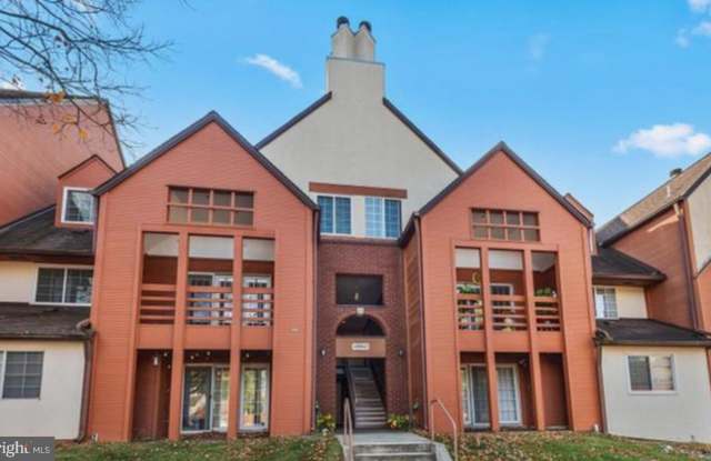 Spacious Columbia Condo with Den, Private Balcony & Golf Course Views Gallery 1