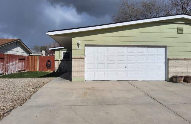 Super cute 3 bedroom, 2 bath Meridian duplex located within walking distance to Meridian Middle School.  Small fully fenced with two car garage. photos photos