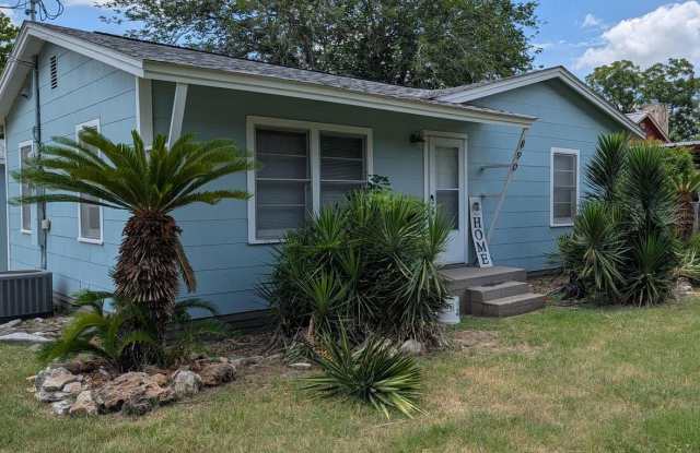 2/1 House With a Detached Garage / Garage Has Pool Table & Bathroom / Large Corner Lot / NBISD photos photos