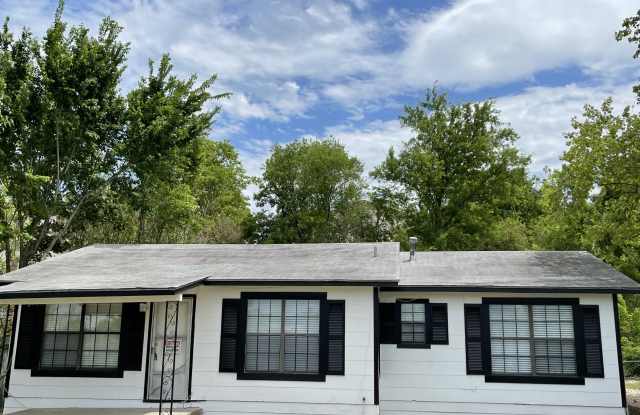2411 Montopolis Dr photos photos
