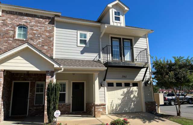 3 Bed 2.5 Bath Townhome - 1961 Cambridge Village Drive, Conway, AR 72032