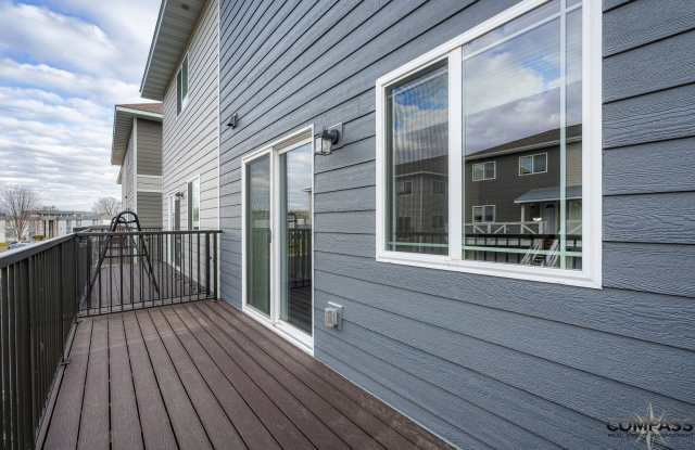 SPACIOUS AND MODERN TOWNHOME Gallery 4