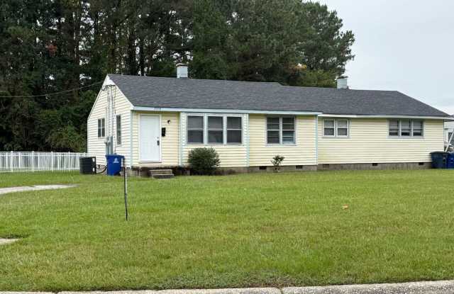 Nice 2 bedroom, 1 bath Duplex located in New River - 2253 Onslow Drive, Jacksonville, NC 28540