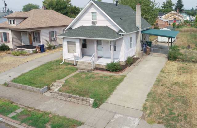 Cute older Craftsman home on locate on Spokane's northside of town. photos photos