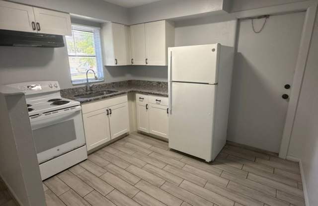** 1 BED\1 BATH HOME IN FORT MYERS IN THE RIVER DISTRICT AVAILABLE FOR A LONG-TERM TENANT -- LARGE AND SMALL DOGS ALLOWED -- CATS ALLOWED *** Gallery 1