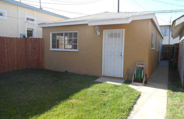 Spacious private back house Studio fresh and clean, with shared courtyard space. Gallery 1