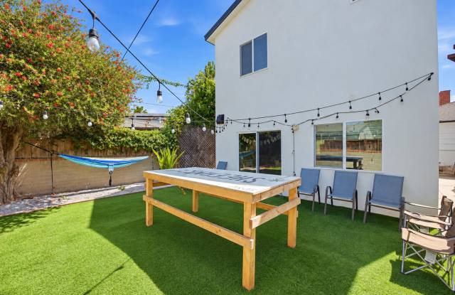 Private turfed yard! Gallery 4