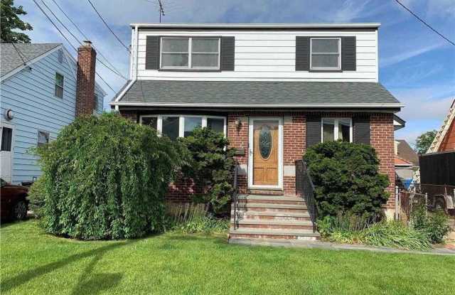 220 Pershing Parkway - 220 Pershing Parkway, Mineola, NY 11501