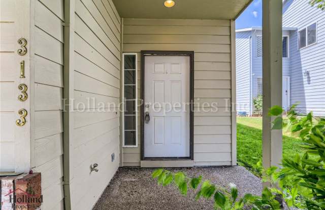 Spacious Two-Level Duplex Home with Fenced Backyard in Hillsboro! Gallery 4