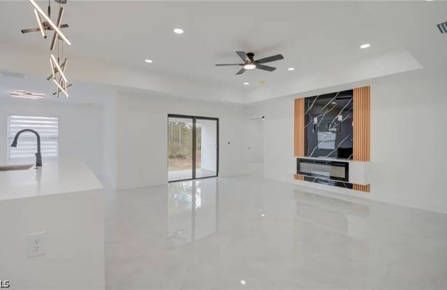 1025 Sentinela Boulevard Gallery 2