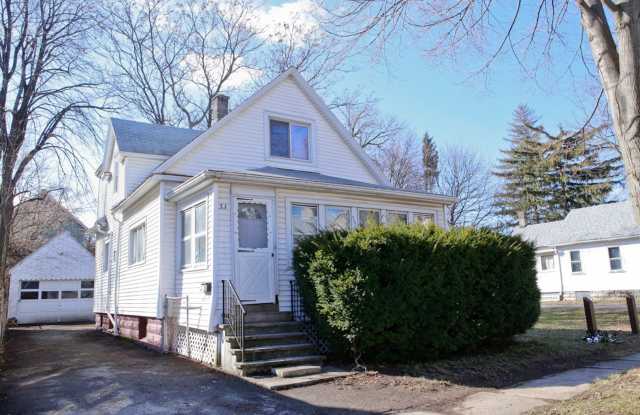 GREAT CONDITION SINGLE FAMILY W/ LOTS TO OFFER FOR RENT !!! Gallery 1