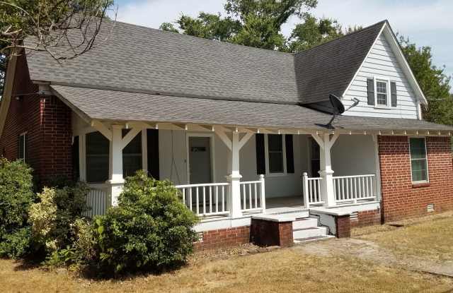 Come look at this 3-bedroom 1-bathroom home - 1016 North Greenwich Avenue, Russellville, AR 72801