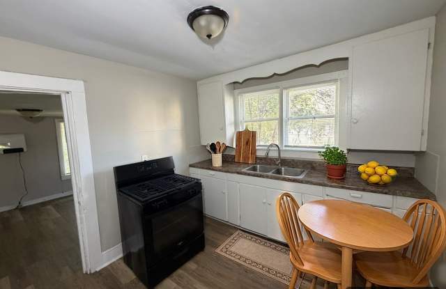 2208 Brown Street  |  3 Bedrooms  | 1 Full Bathroom  ~ 1/2 Off First Month's Rent!!! ~ Gallery 4