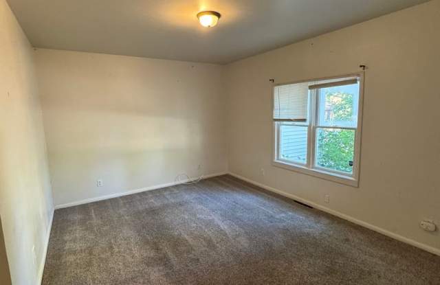 Cozy 3 Bed 1.5 Bath House - 1008 5th Avenue North, Great Falls, MT 59401