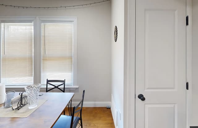 Roxbury 2 Bed – 800 Sq Ft – Parking Available – 9/1 Move-In Gallery 4