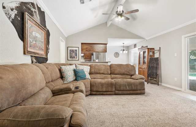 5323 Lincoln Town Drive Gallery 4