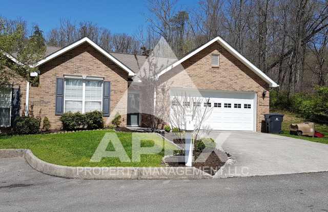 Spacious 2 Bd - 2 Ba Condo in North Knoxville w/ 2 Car Garage! END UNIT! Gallery 1