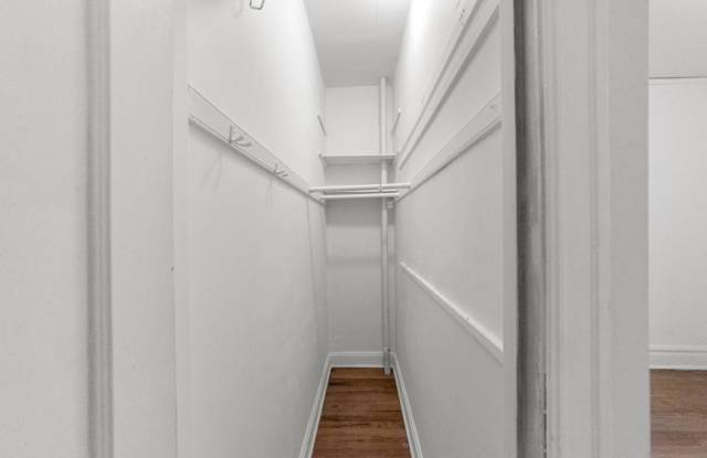 1353 West Catalpa Gallery 3