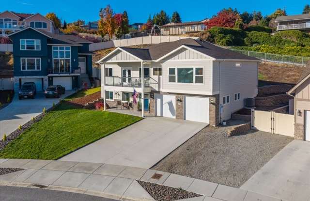 Beautiful 3+ bed, 3 bath home with 4 car garage, VIEWS, chef's kitchen and much more! photos photos