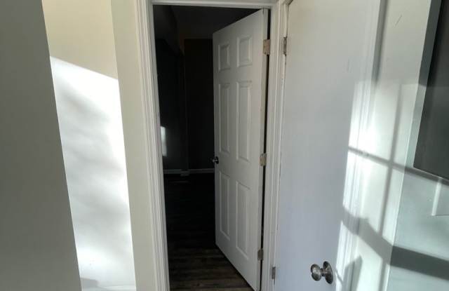 Charming 2bd/2ba Bungalow in Madison Heights Gallery 3