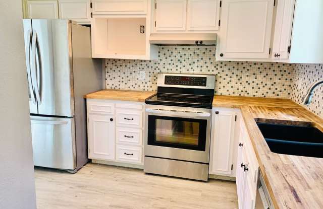 Light, Bright and Updated 2 bed 1.5 bath townhouse in Lynnwood Gallery 3